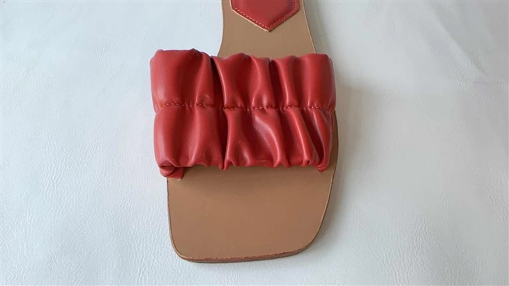 Wrinkle summer slippers details manufacture